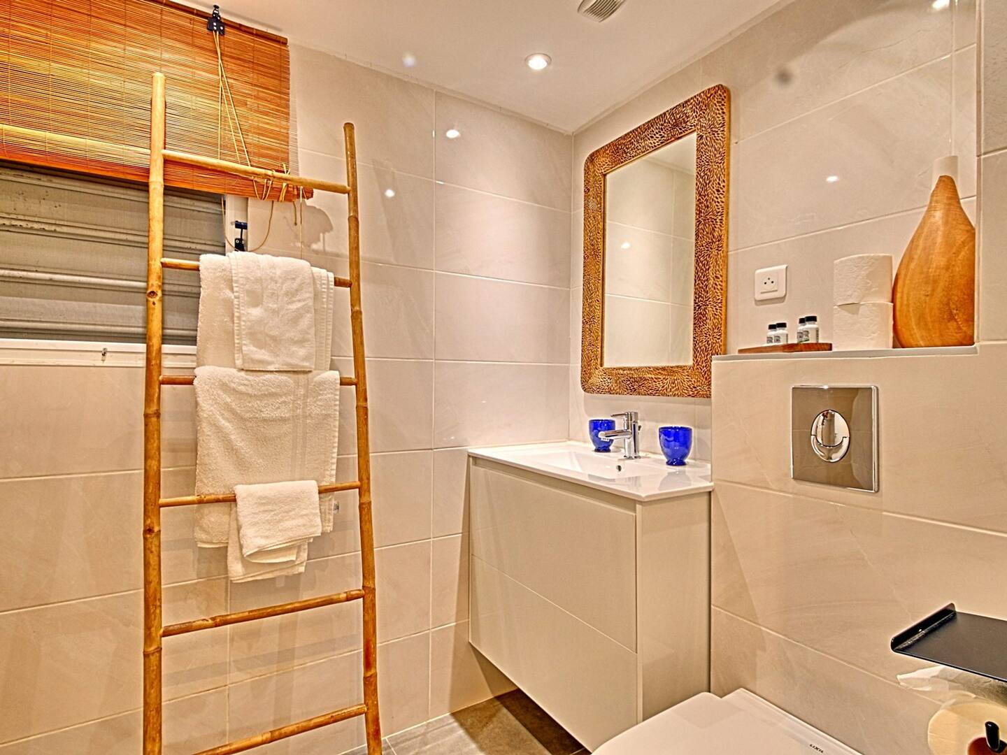 Salle de bain avec vasque et miroir sculpté