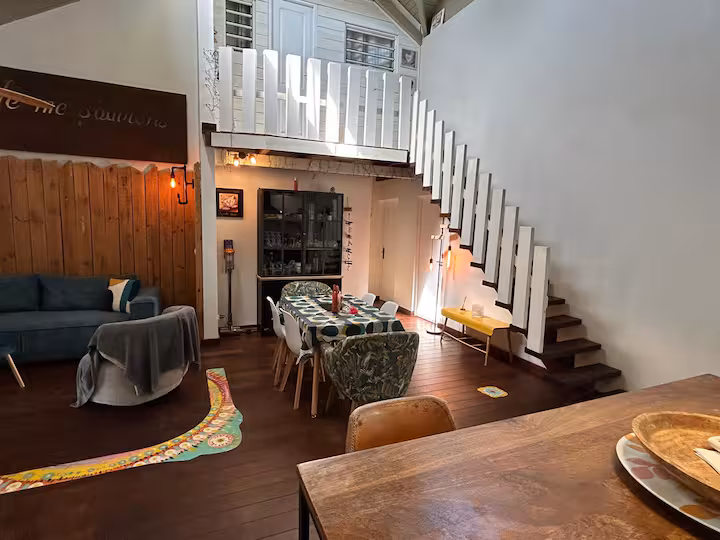 Séjour et salle à manger sous mezzanine