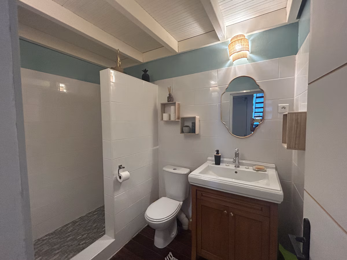 Salle d'eau avec douche à l'italienne