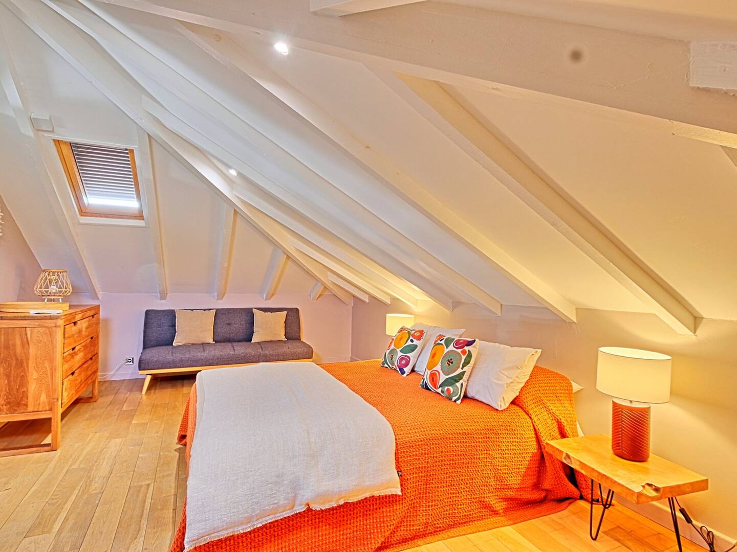 Mezzanine avec espace salon et parquet