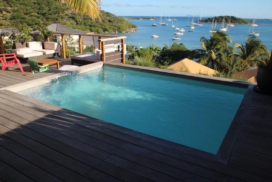 Piscine sur le deck, vue sur la baie et les voiliers