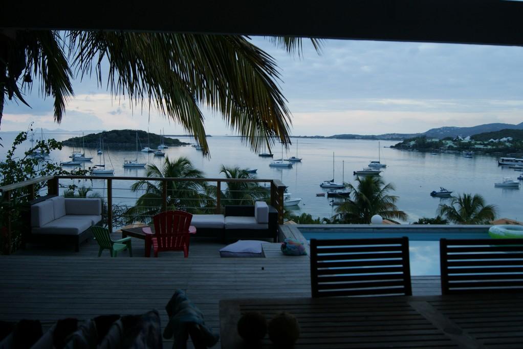 Terrasse au crépuscule face à la baie de Cul-de-Sac