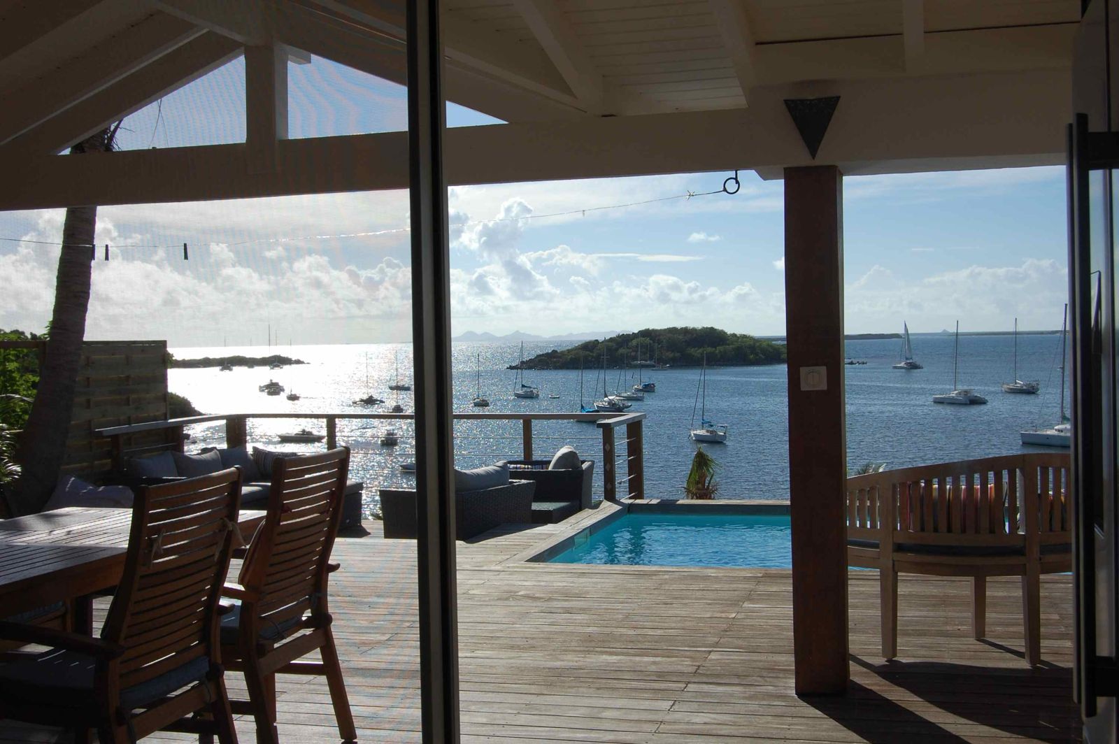 Séjour ouvert sur la terrasse, la piscine et l'îlet Pinel