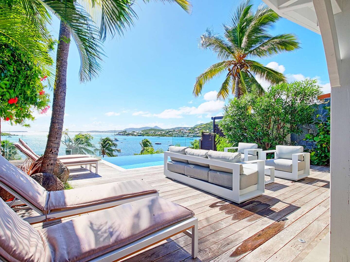 Terrasse, piscine à débordement et vue sur la baie de Cul-de-Sac